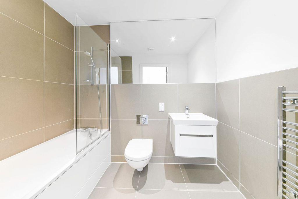 Flat Wellesley Road in Greater London