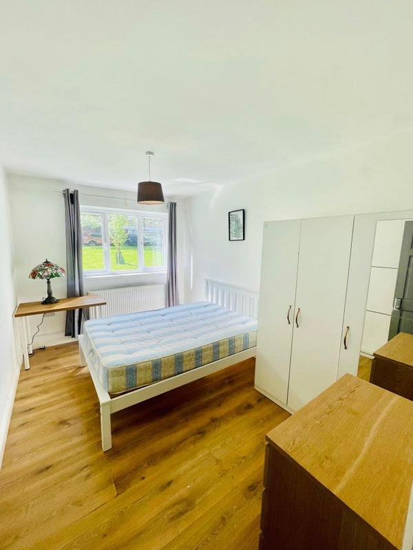 Room Tildesley Road in Greater London