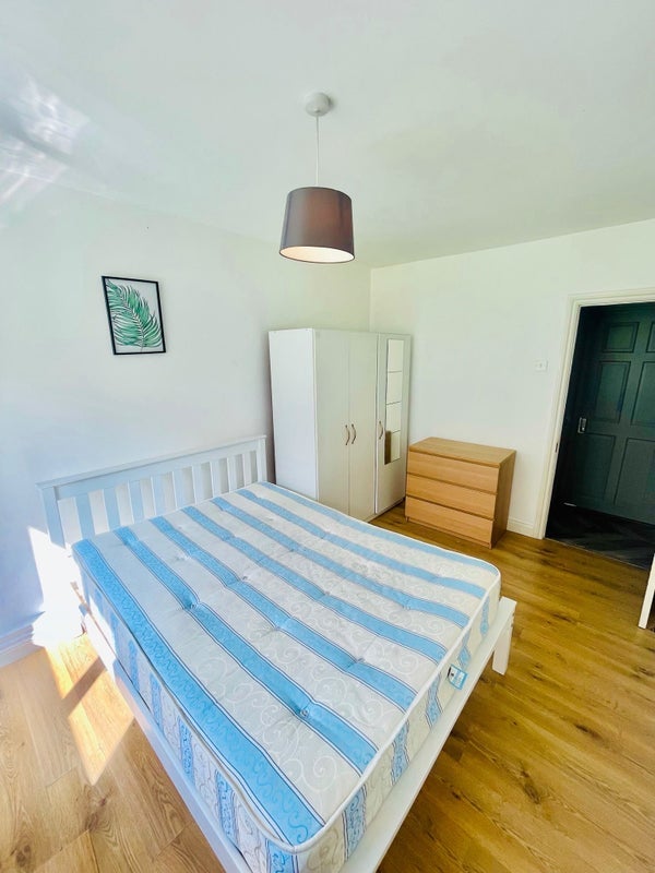 Room Tildesley Road in Greater London