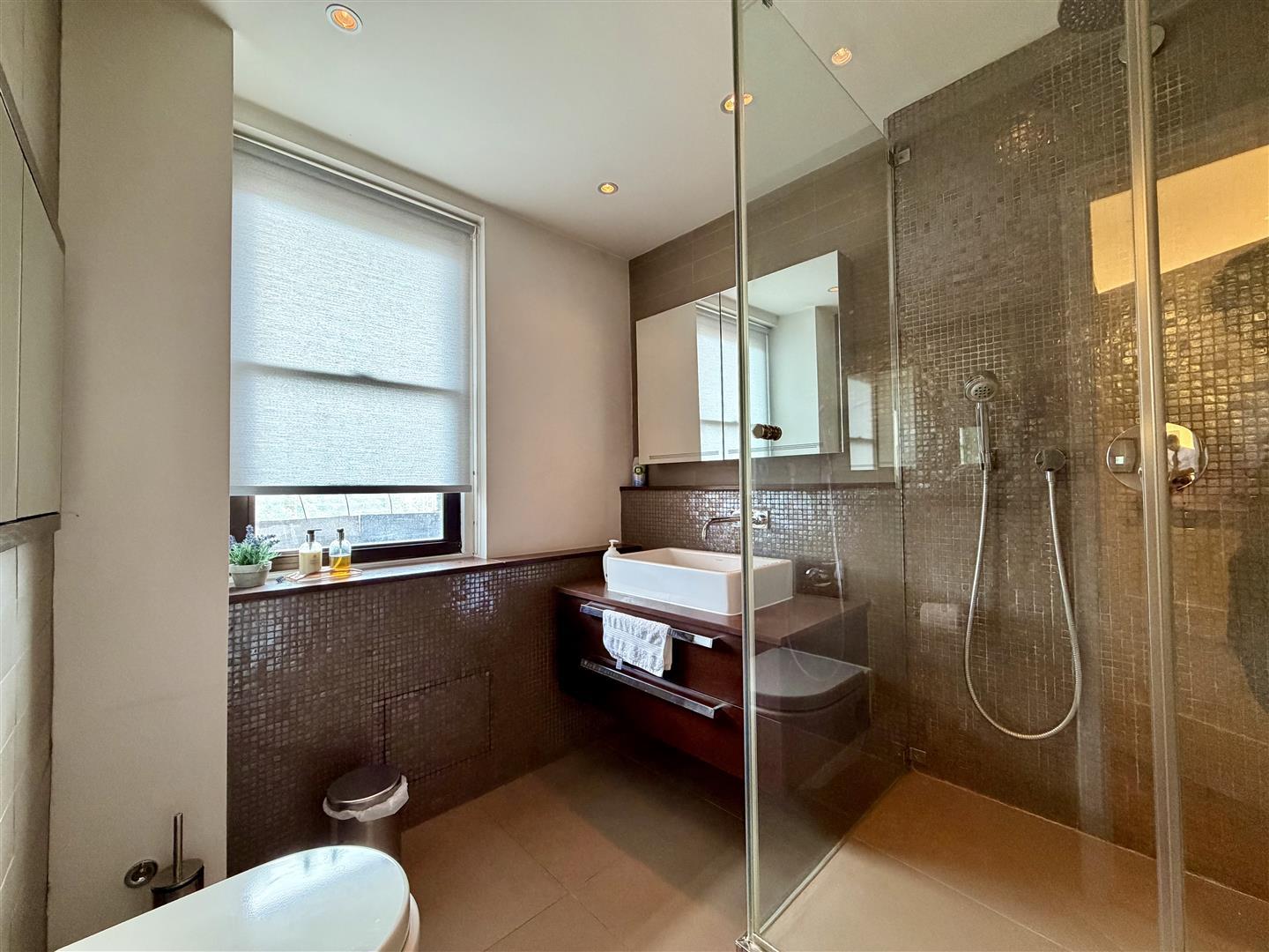 Flat Lorne Gardens in Greater London