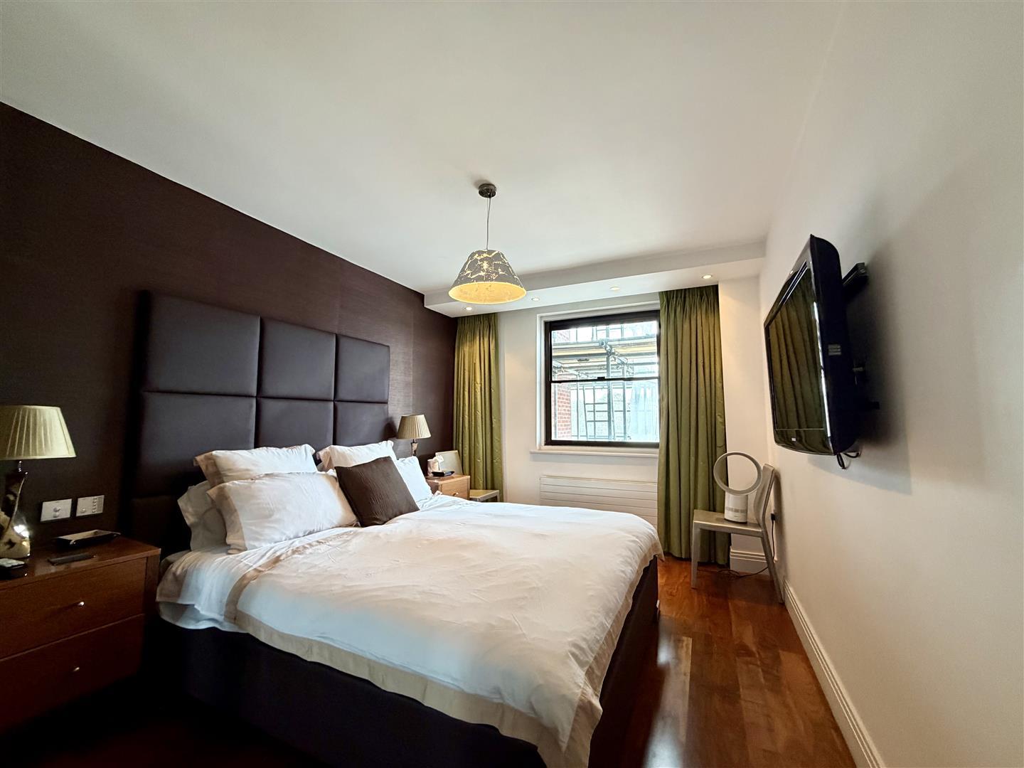 Flat Lorne Gardens in Greater London