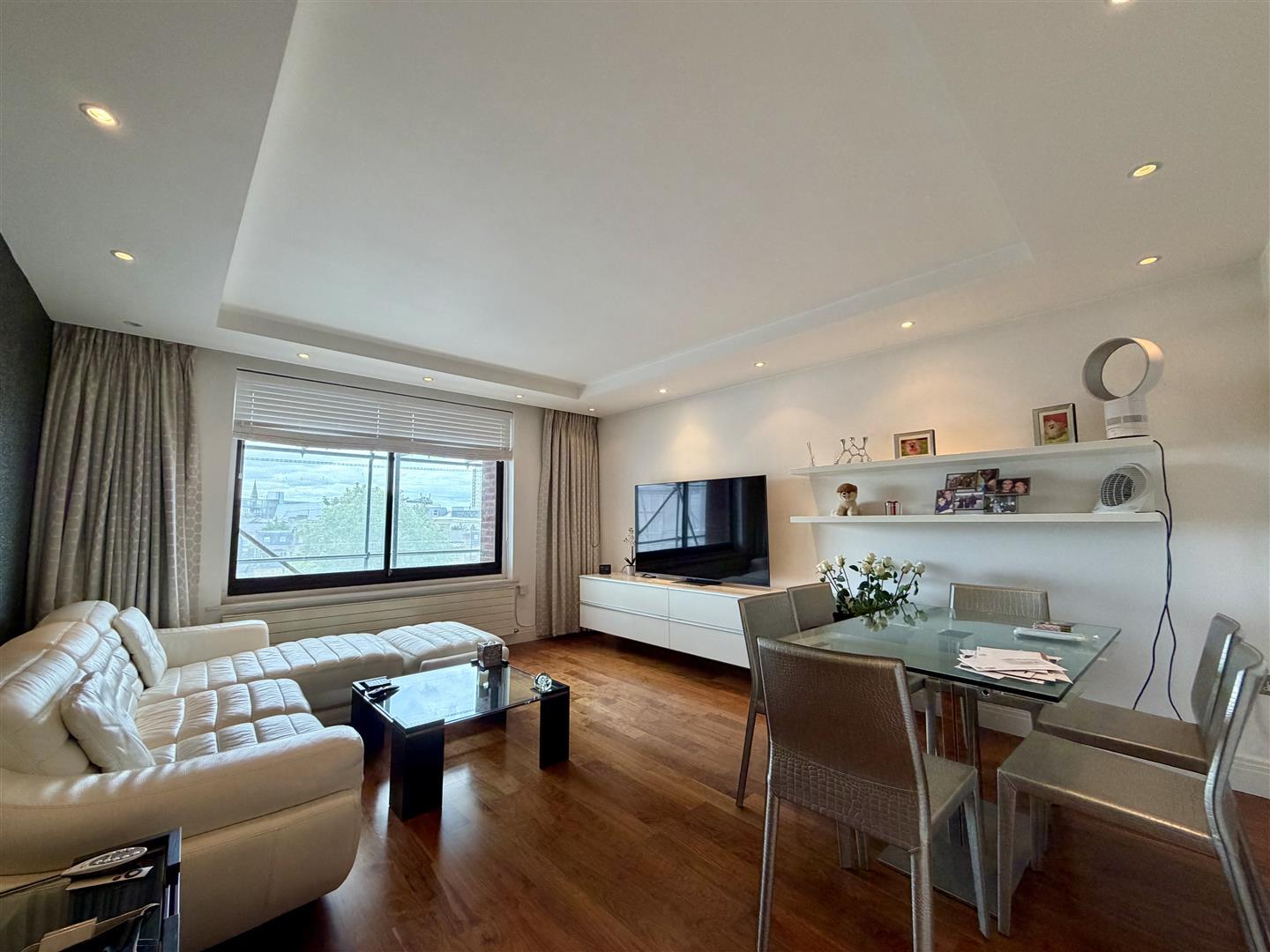 Flat Lorne Gardens in Greater London