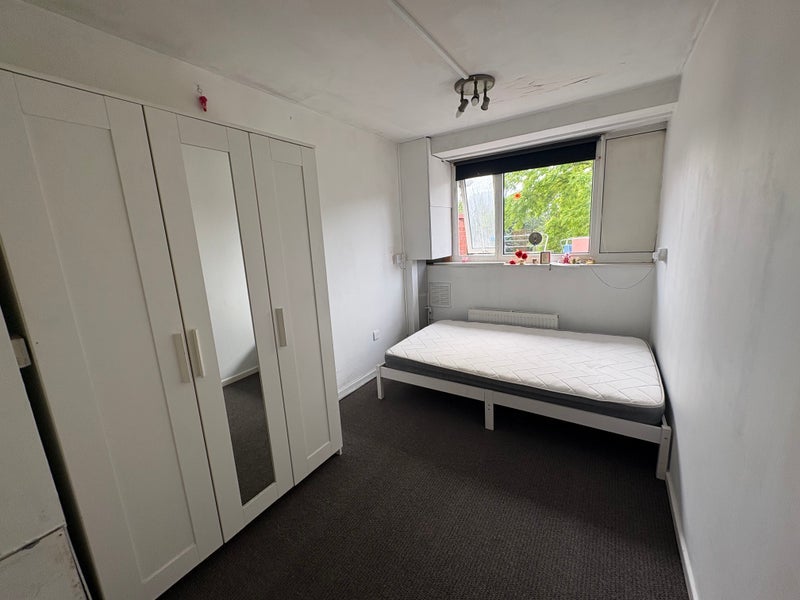 Room Shuttleworth Road in Greater London