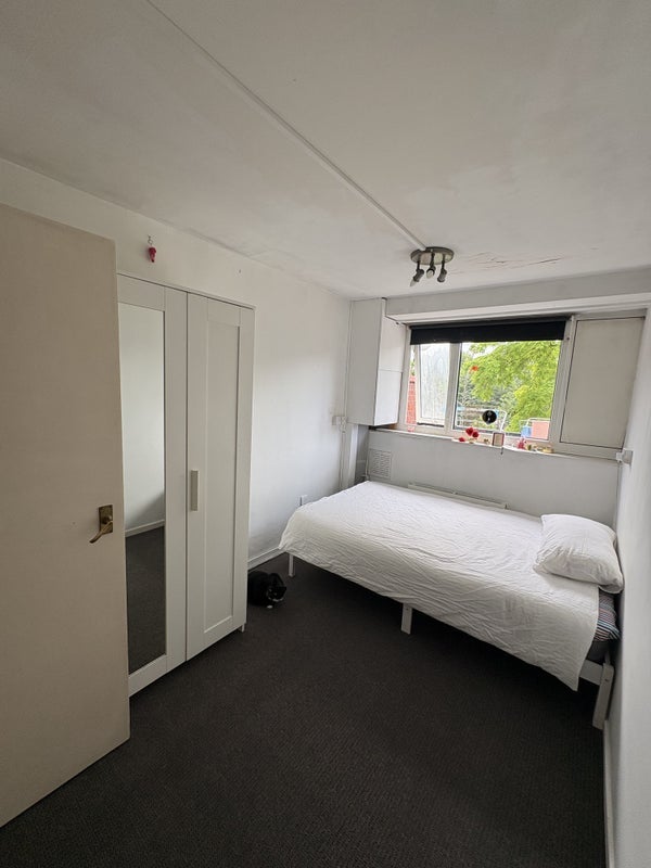 Room Shuttleworth Road in Greater London