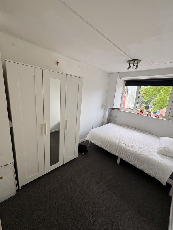 Room Shuttleworth Road in Greater London