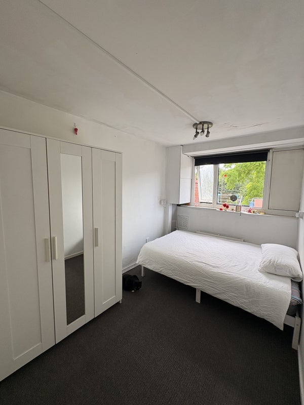 Room Shuttleworth Road in Greater London