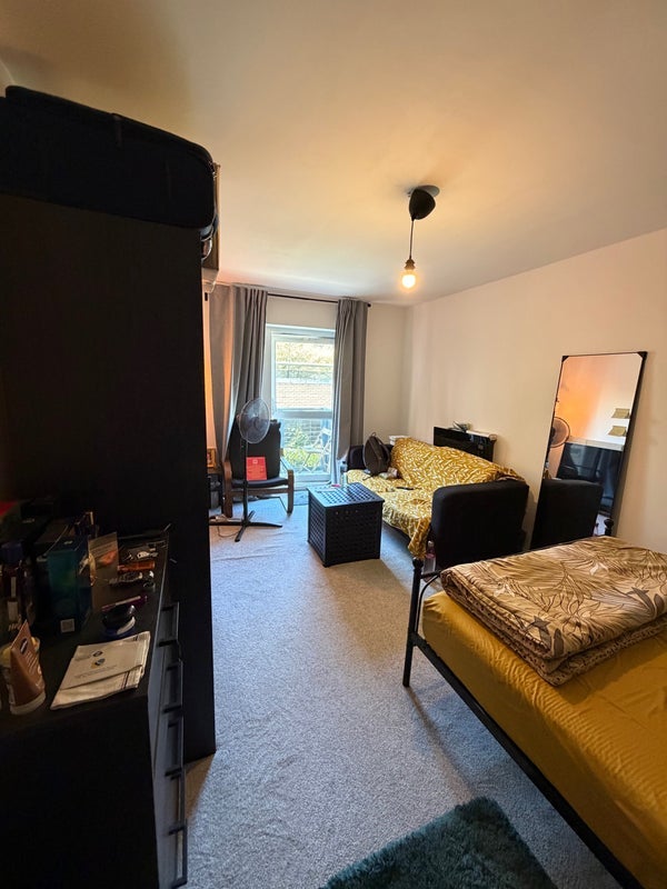 Room Westferry Road in Greater London