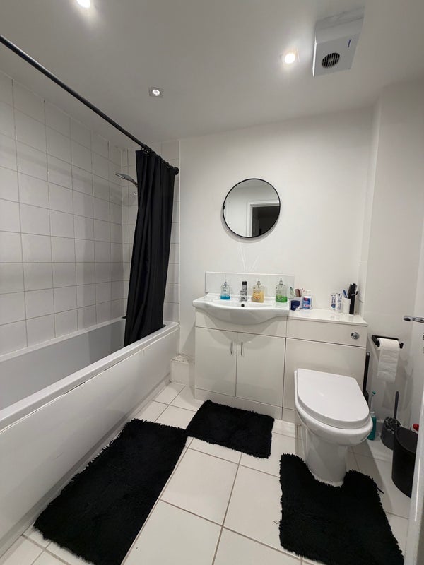 Room Westferry Road in Greater London