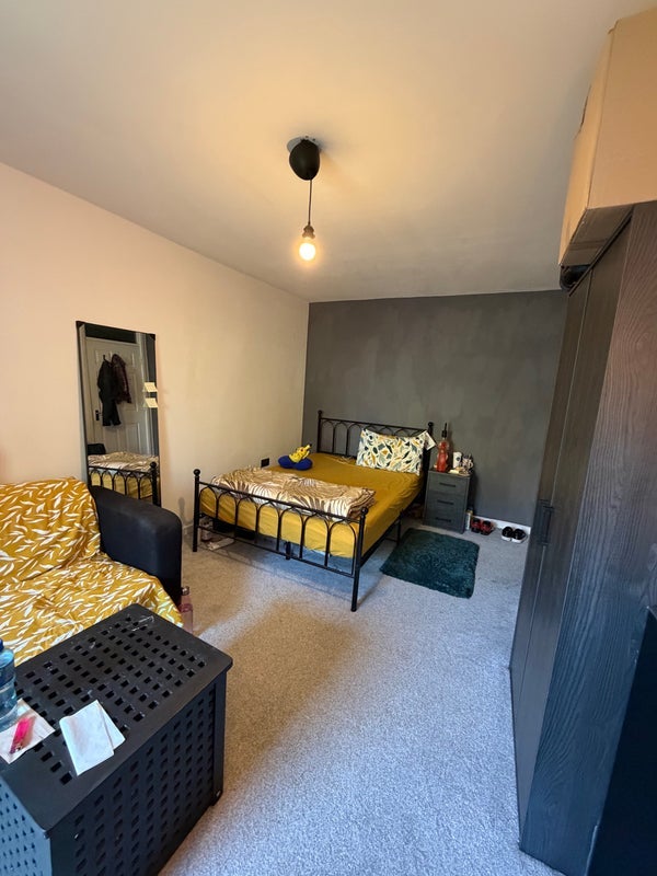 Room Westferry Road in Greater London