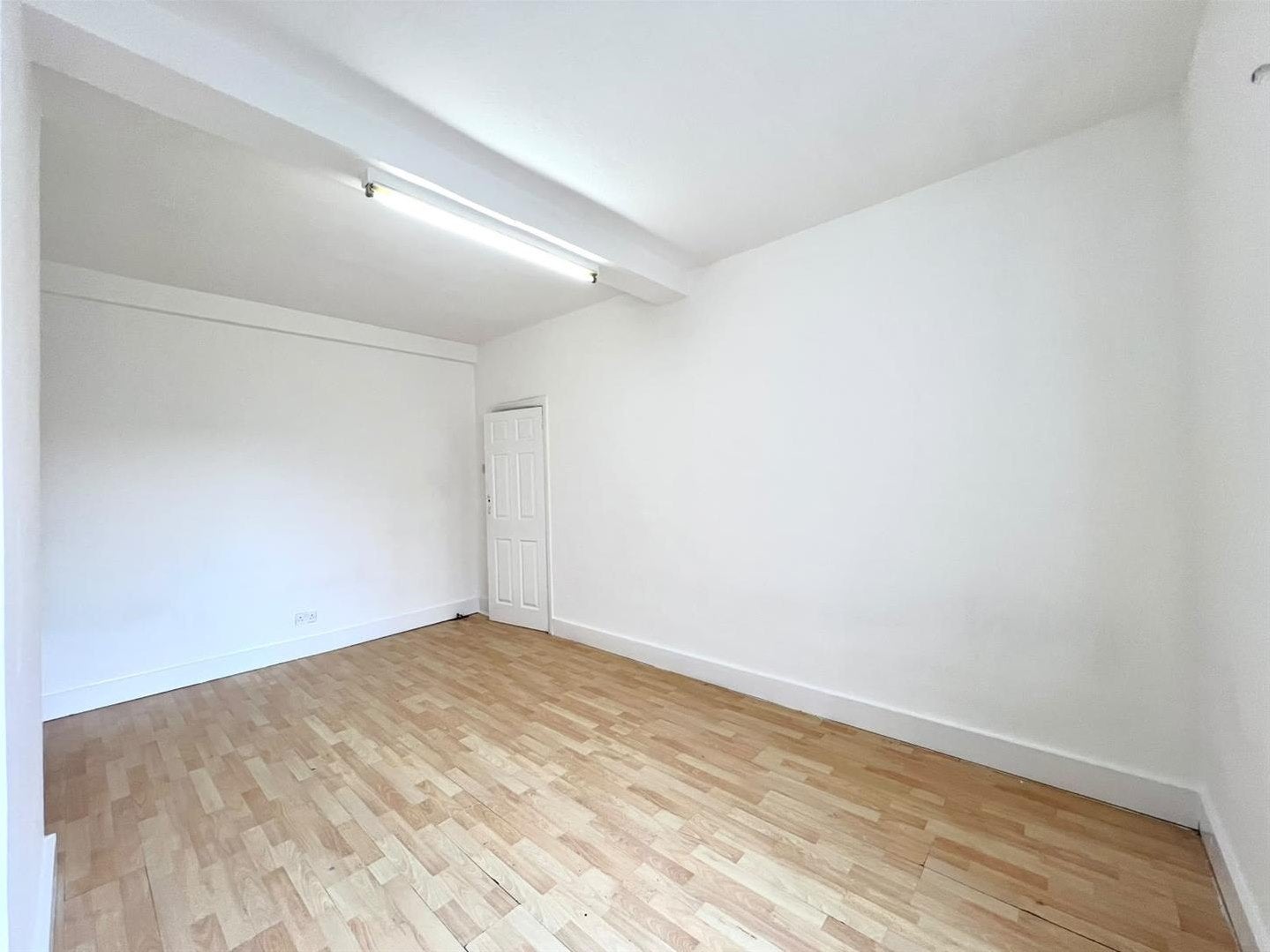 Flat Normanshire Drive in Greater London