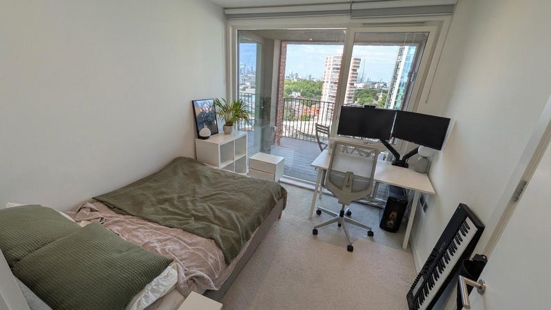Room Surrey Quays Road in Greater London