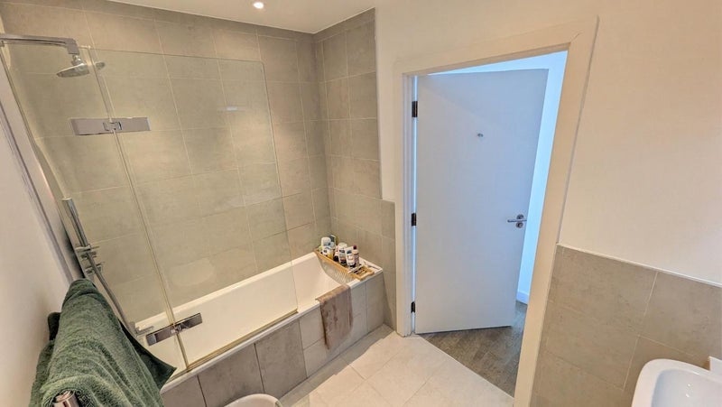 Room Surrey Quays Road in Greater London