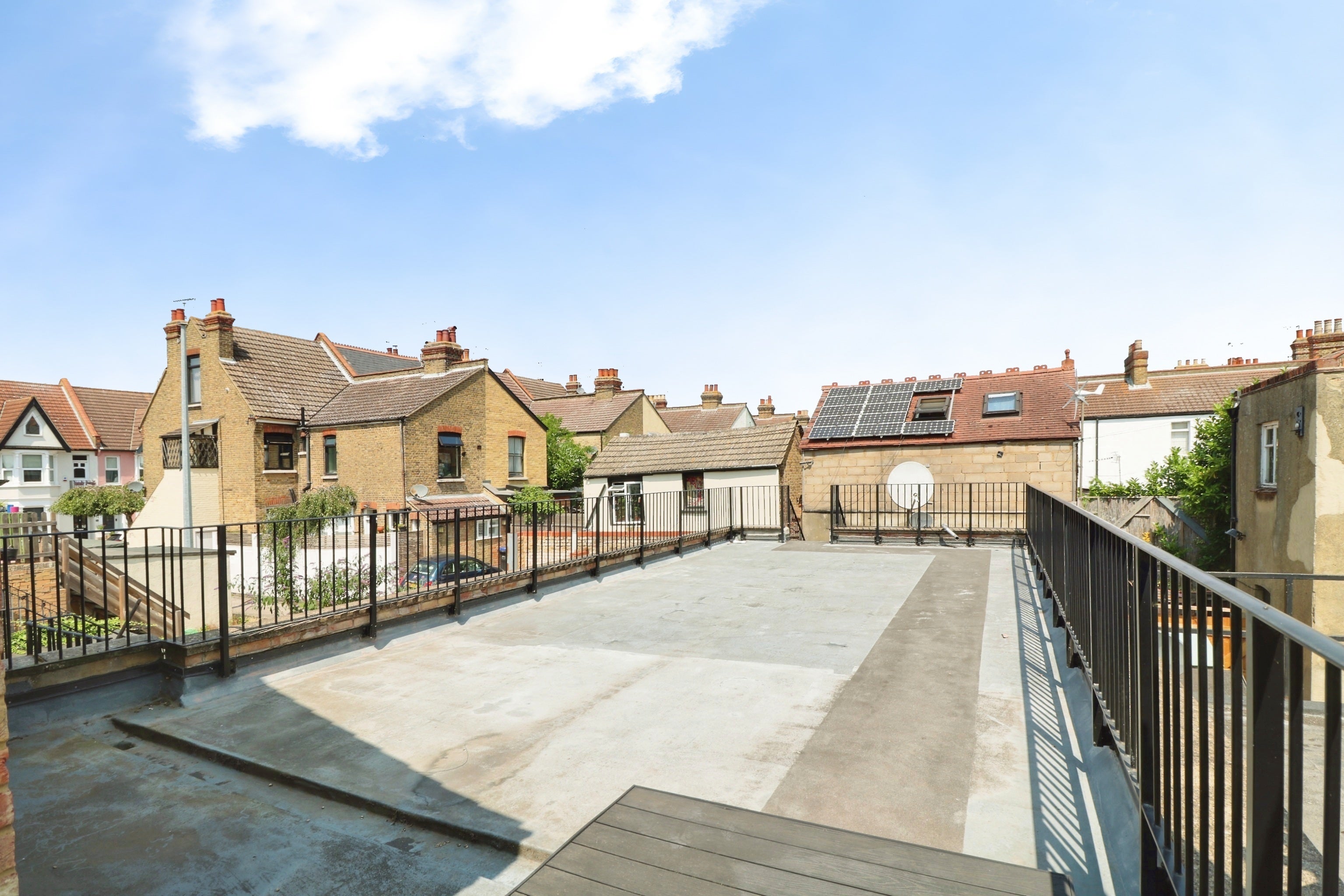 Flat Bellhouse Lane in Southend-on-Sea
