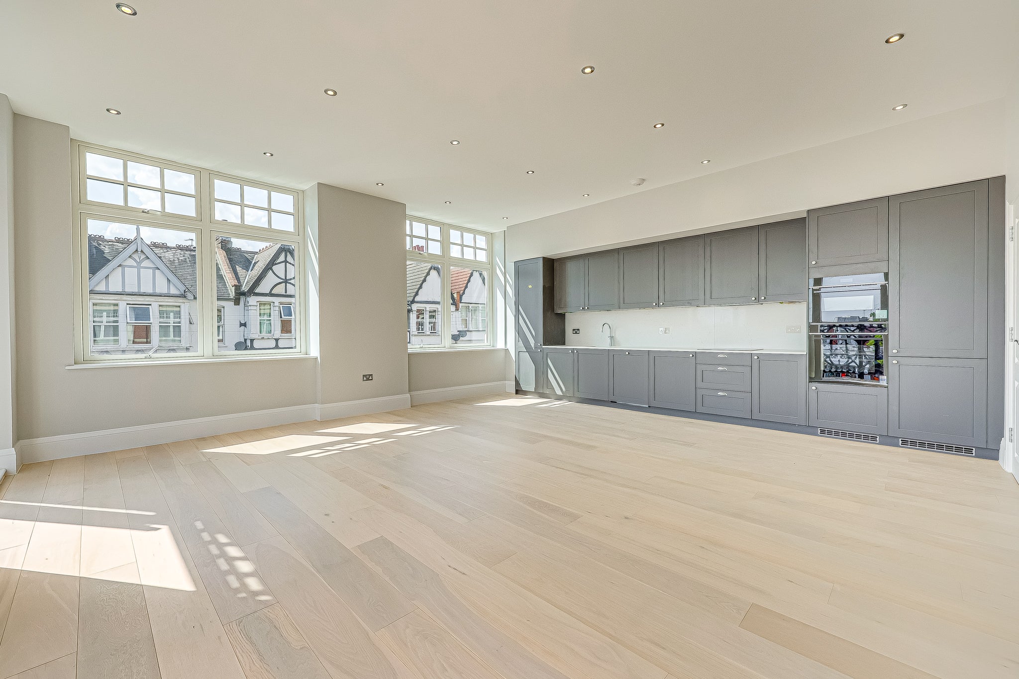Flat Bellhouse Lane in Southend-on-Sea
