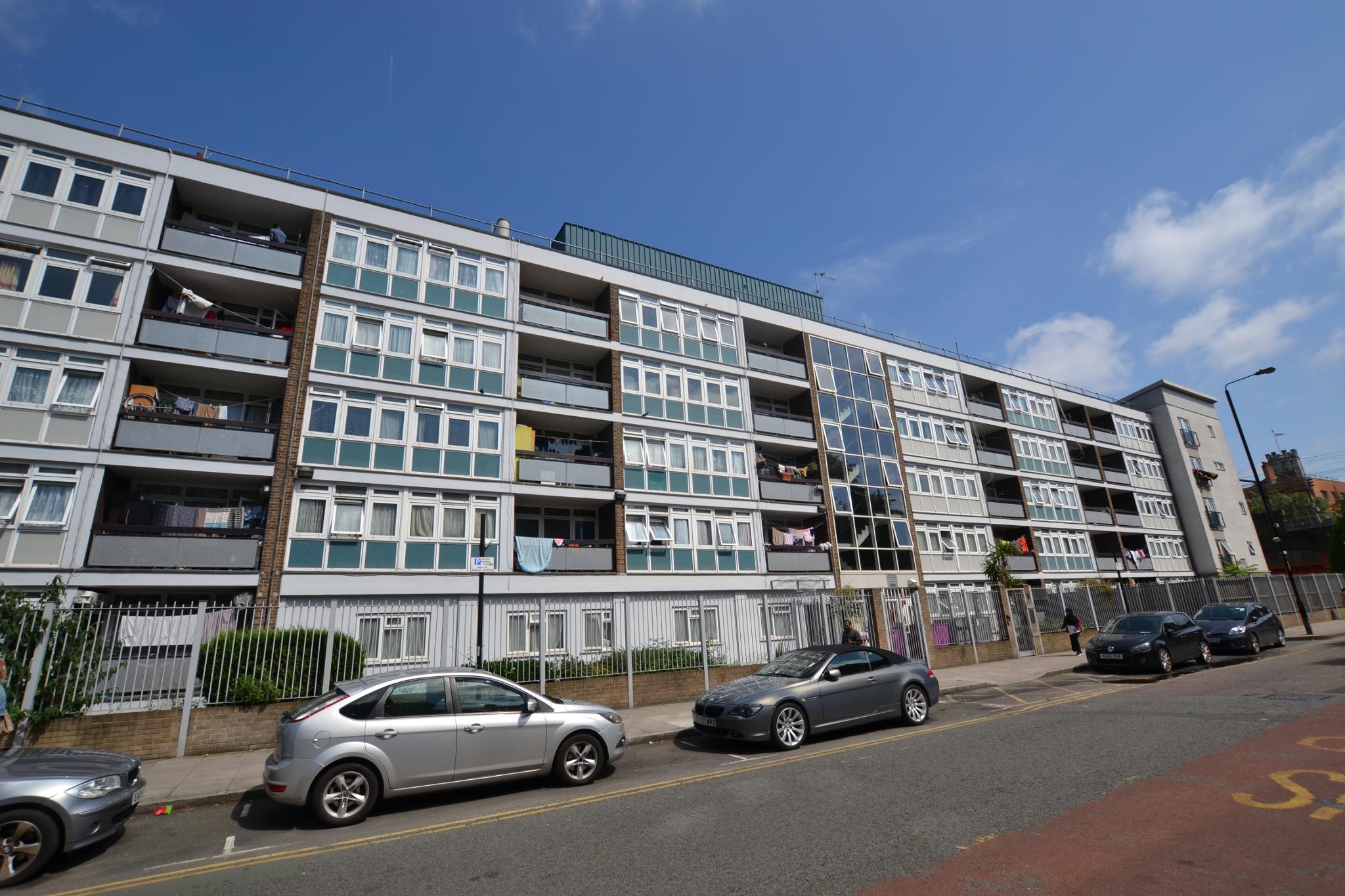 Flat Bigland Street in Greater London