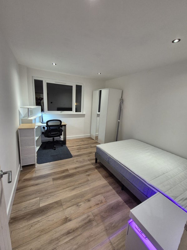 Room Cleveden Place in Glasgow