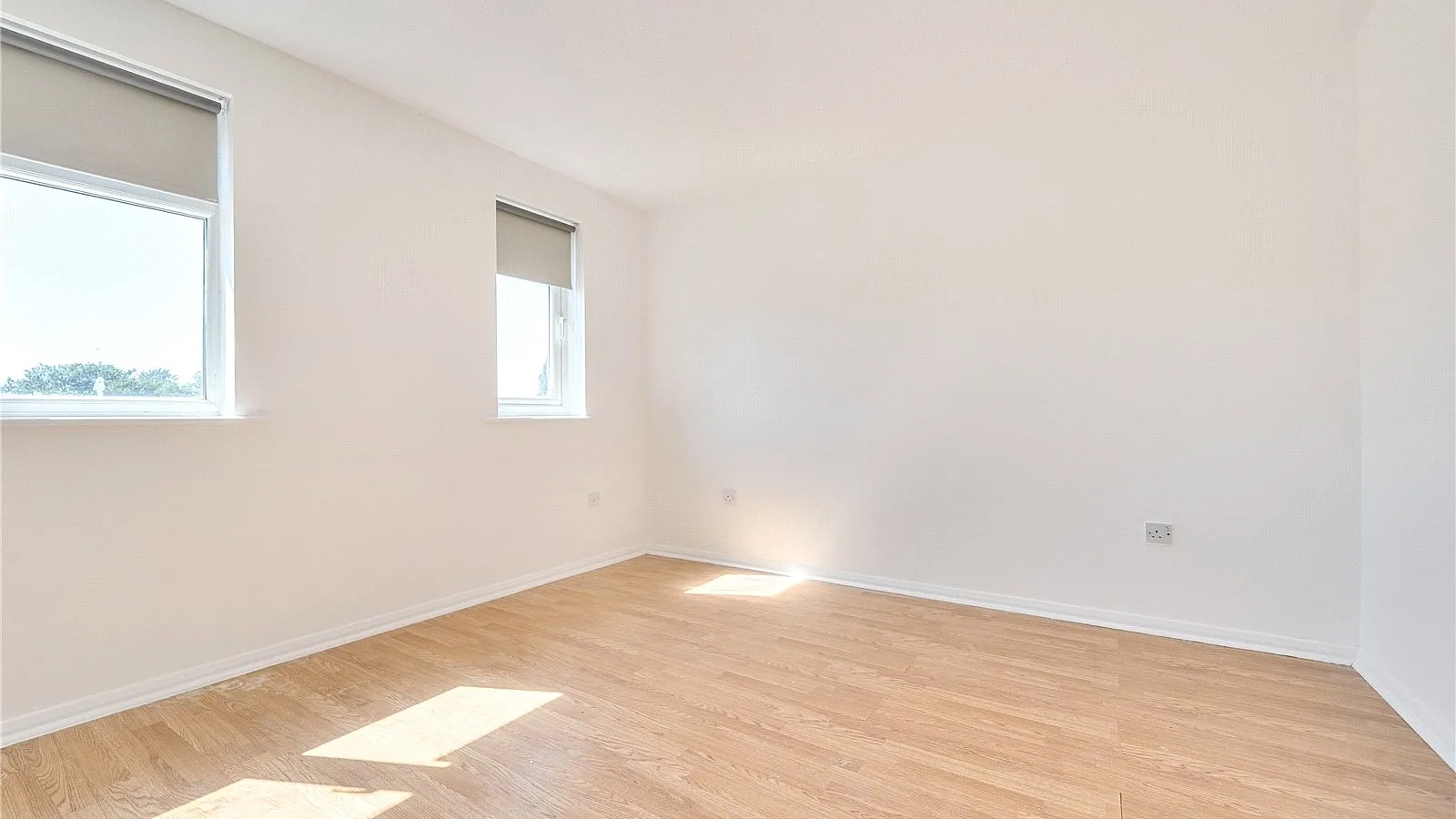 Flat Whitehead Close in Greater London
