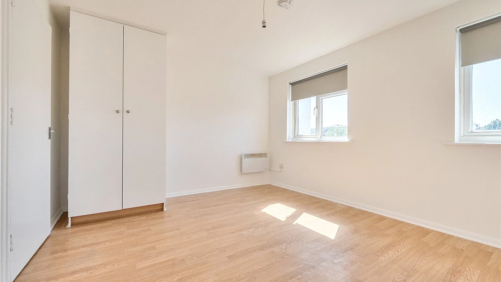 Flat Whitehead Close in Greater London
