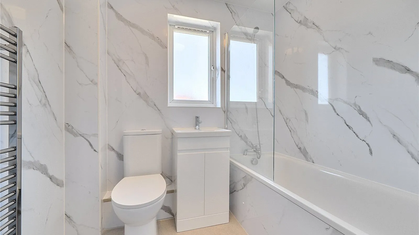 Flat Whitehead Close in Greater London