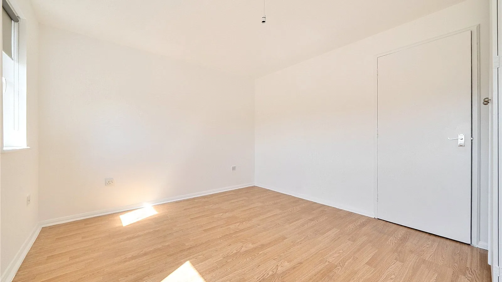 Flat Whitehead Close in Greater London