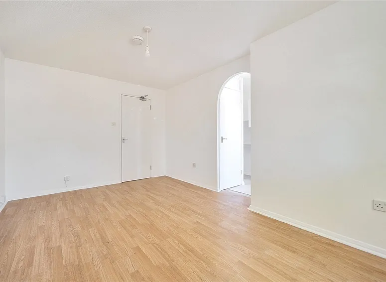 Flat Whitehead Close in Greater London