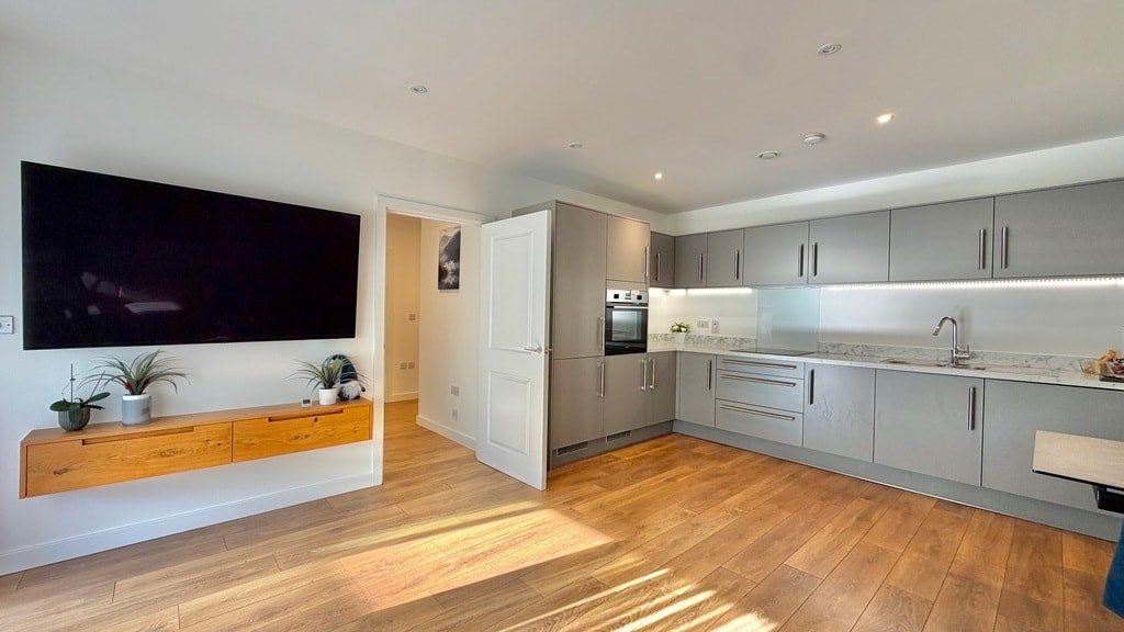 Flat Mahindra Way in Greater London