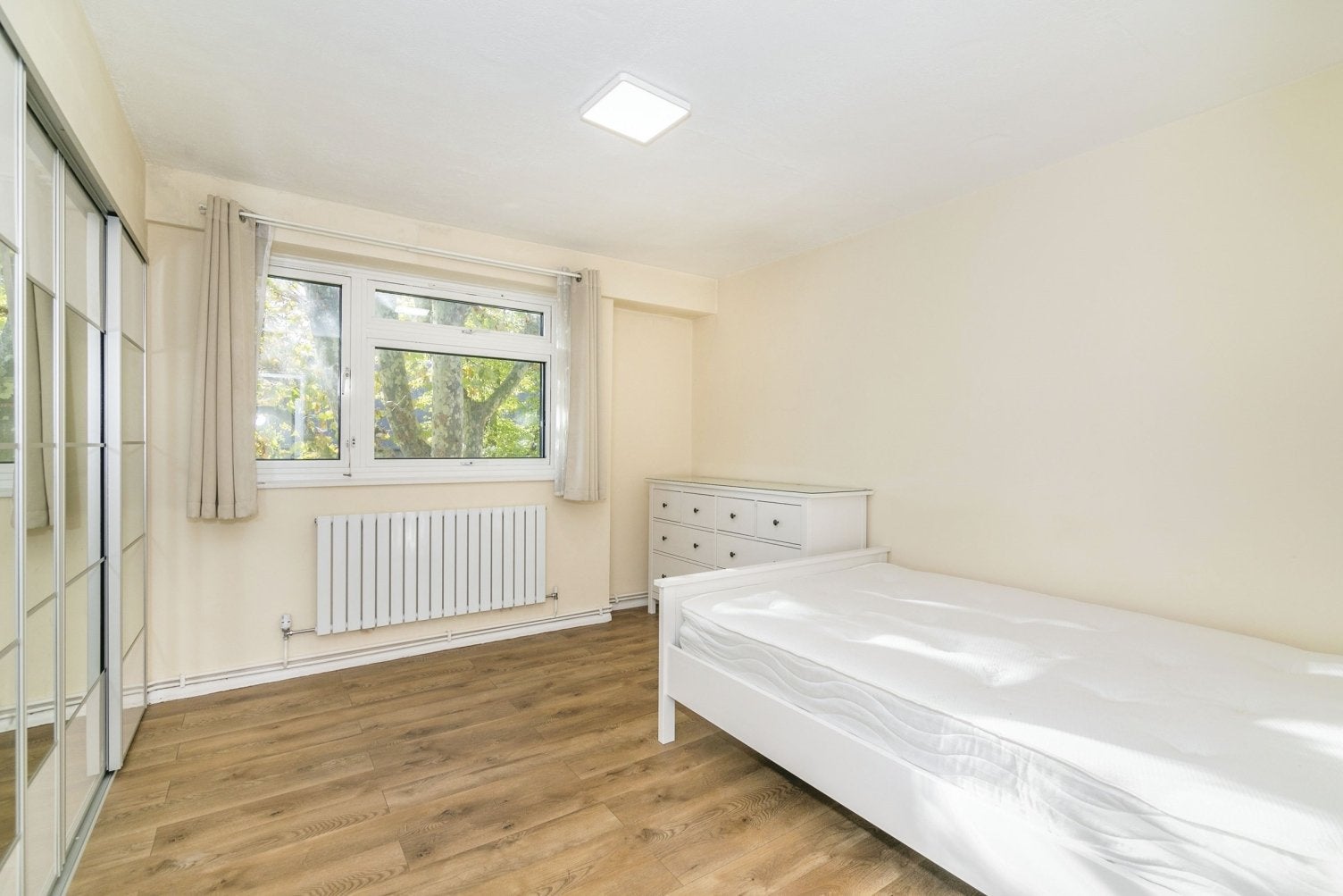 Flat Hannah Mary Way in Greater London
