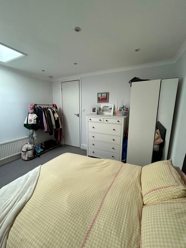 Room Rothschild Road in Greater London