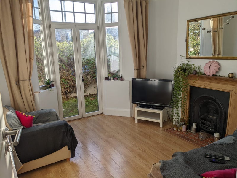Room Rothschild Road in Greater London