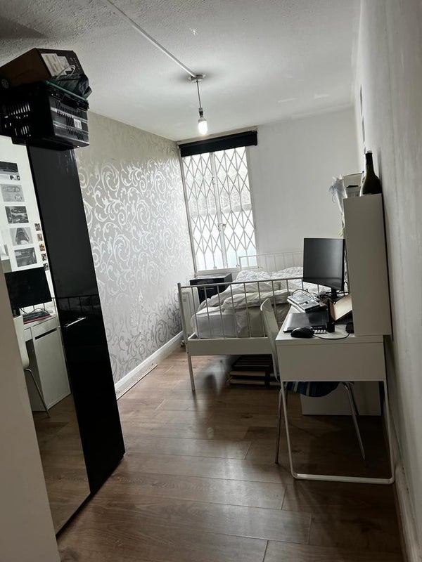 Room Grant Road in Greater London