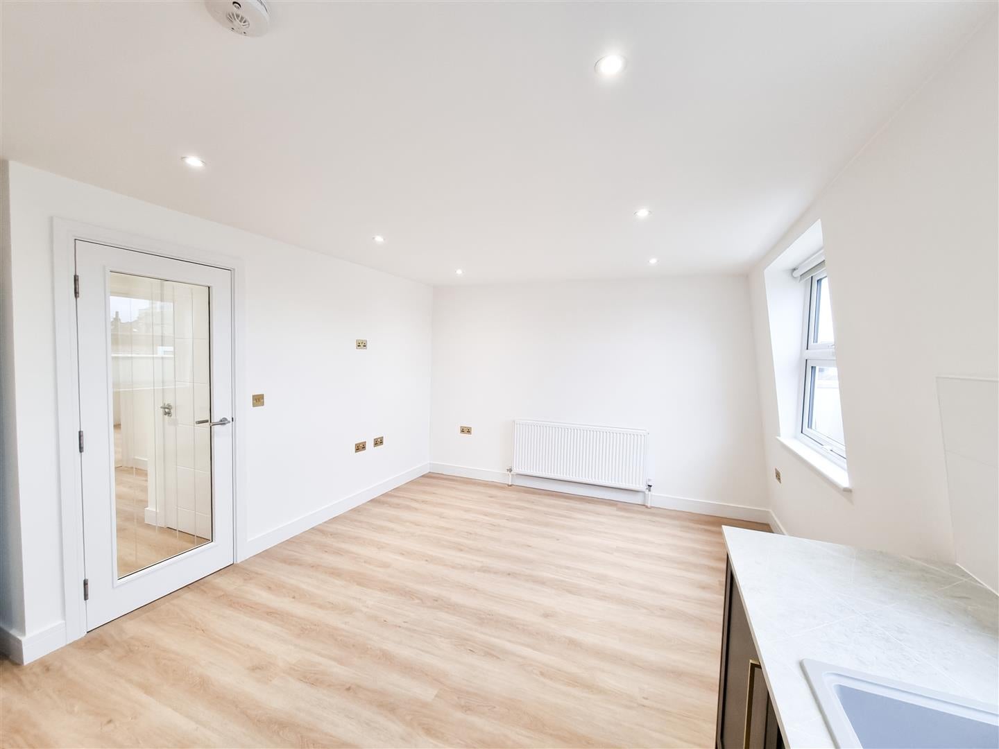 Flat Kidderminster Road in Greater London