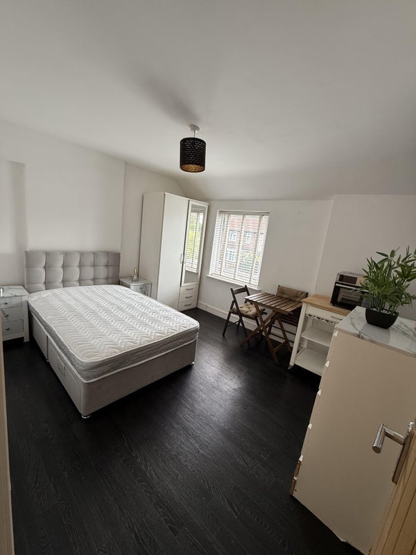 Room Steers Mead in Greater London