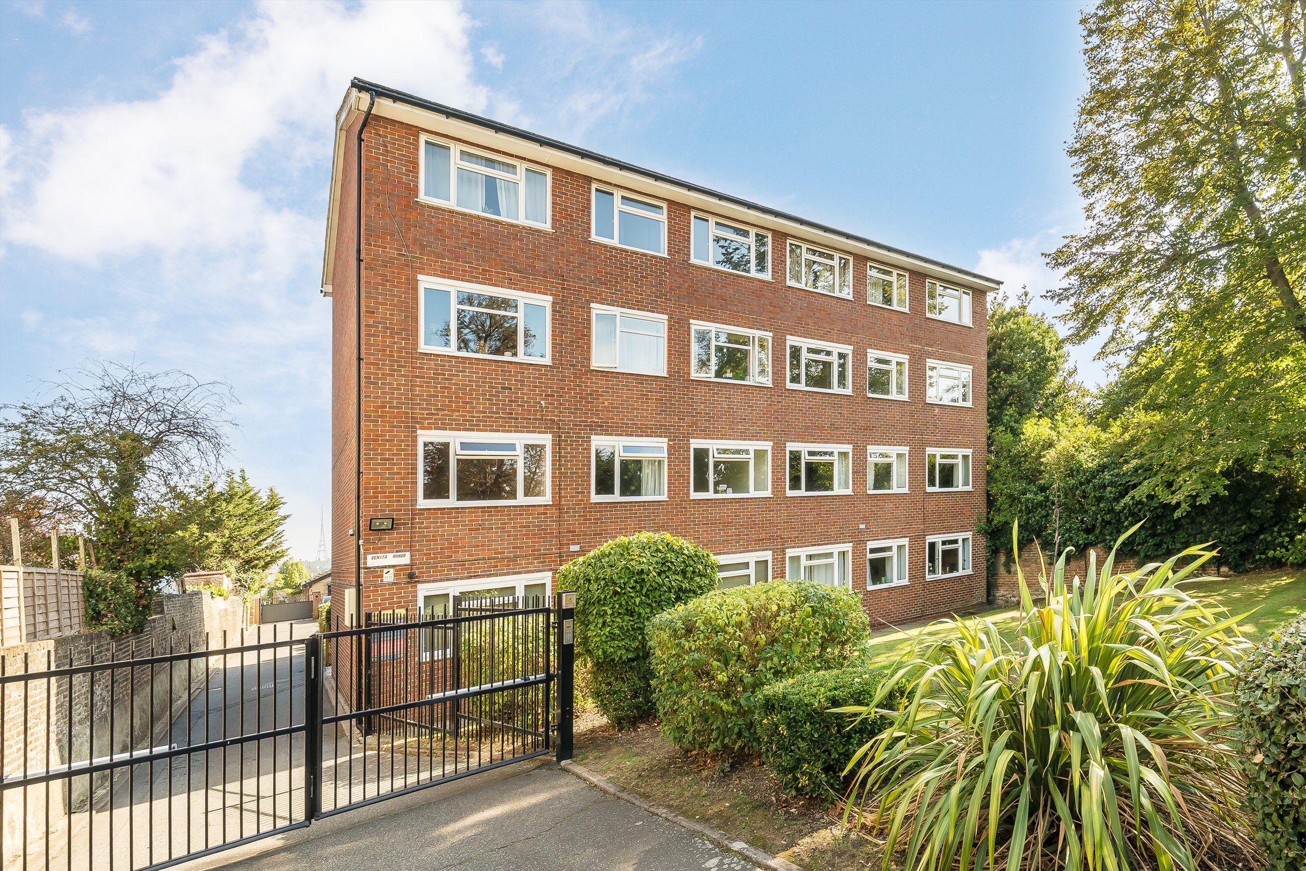 Flat Leigham Court Road in Greater London