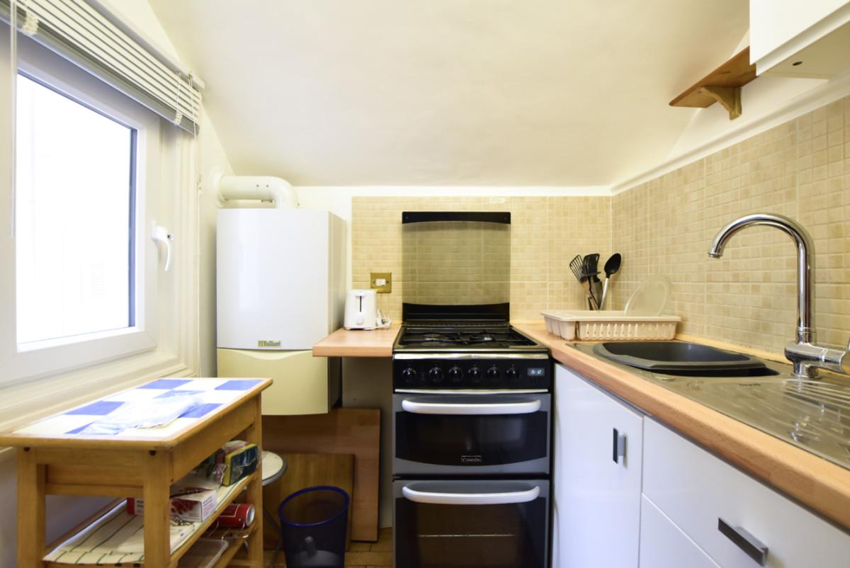 Flat Holland Road in Greater London