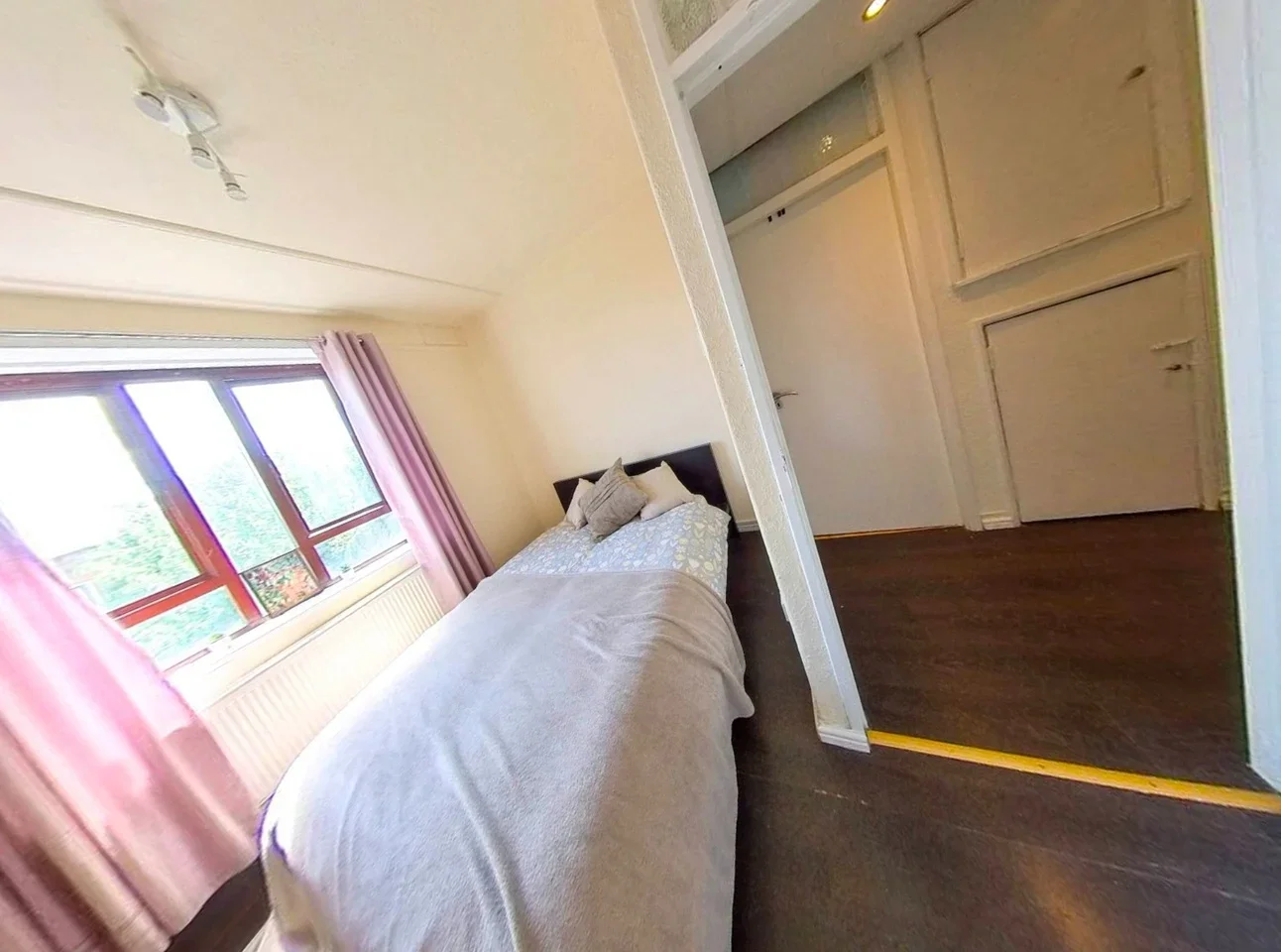 Room Burder Close in Greater London
