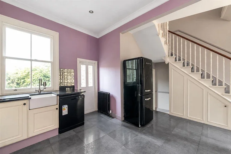 Flat Dunstan's Road in Greater London
