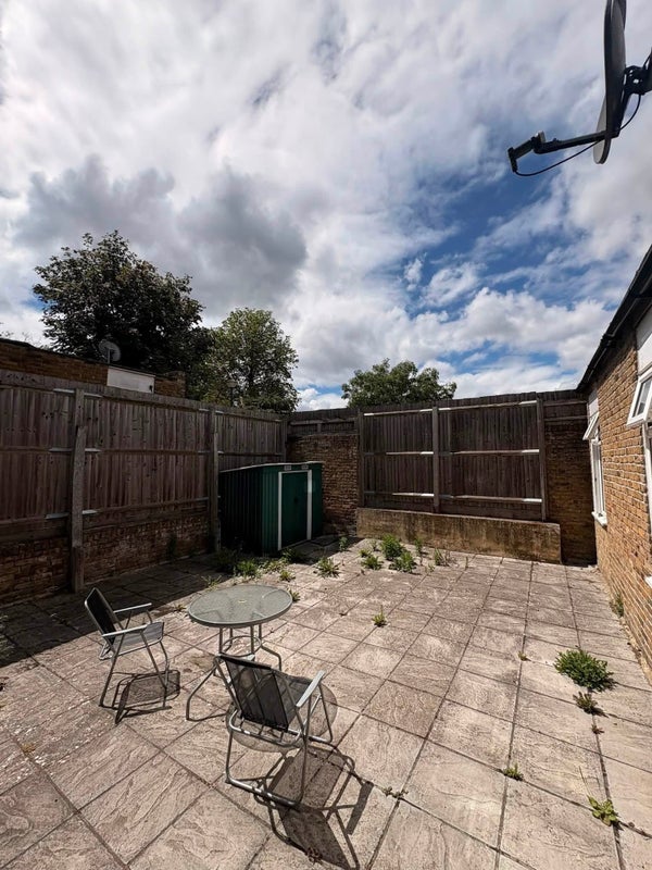 Room Dingley Lane in Greater London