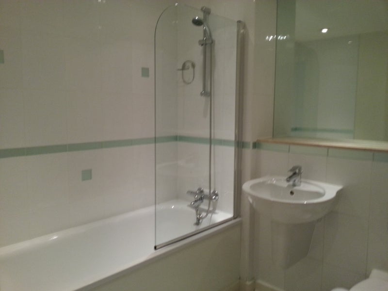 Room Commercial Road in Greater London