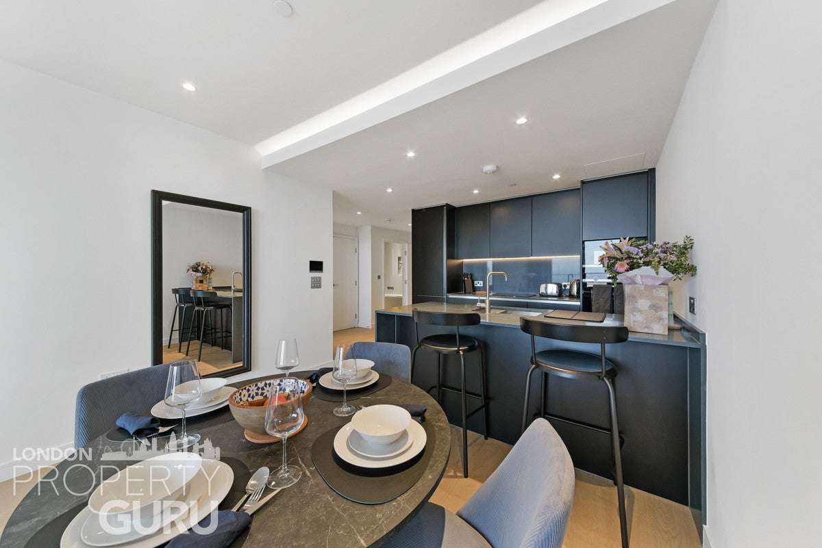Flat South Quay Plaza in Greater London