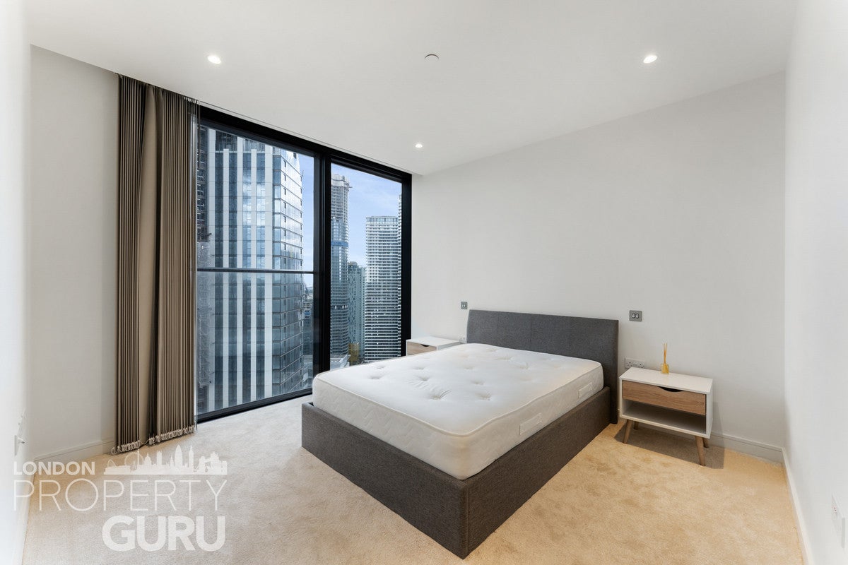 Flat South Quay Plaza in Greater London