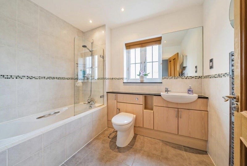 Room Briar Wood Close in Greater London