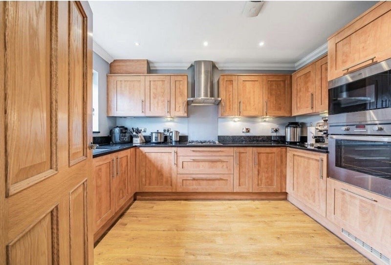 Room Briar Wood Close in Greater London