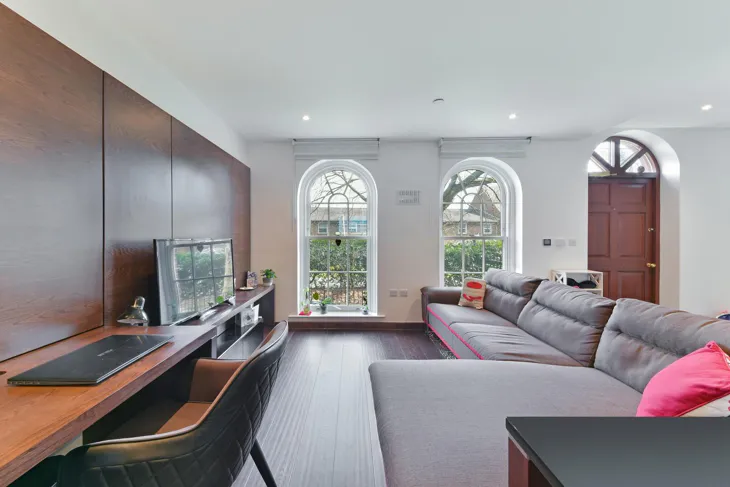 Flat Sovereign Close in Greater London