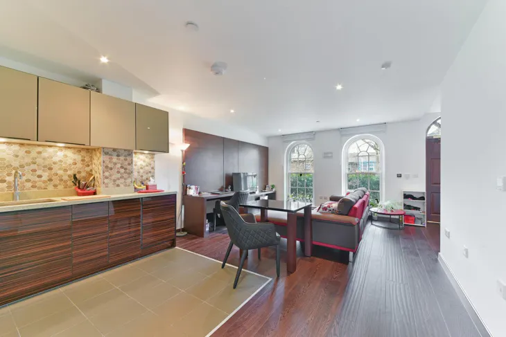 Flat Sovereign Close in Greater London
