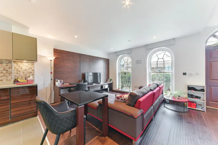 Flat Sovereign Close in Greater London
