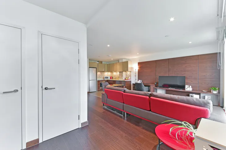 Flat Sovereign Close in Greater London