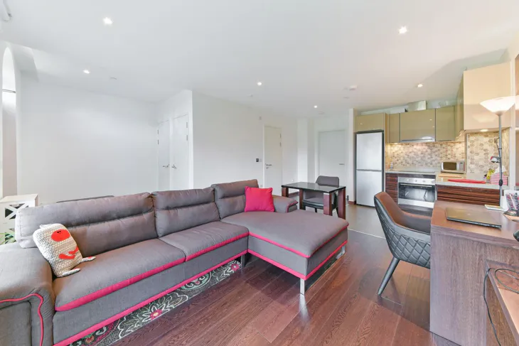 Flat Sovereign Close in Greater London