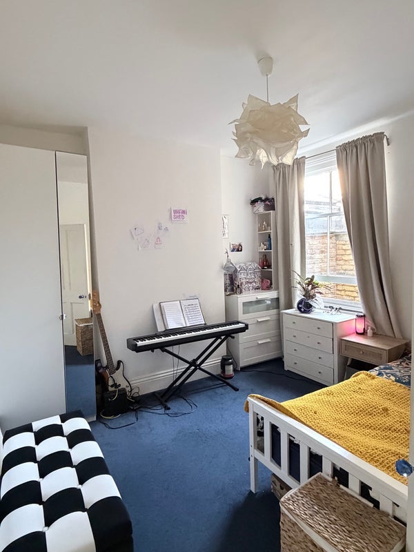 Room Collingbourne Road in Greater London