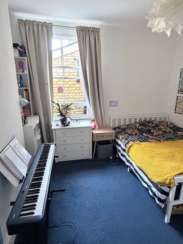 Room Collingbourne Road in Greater London
