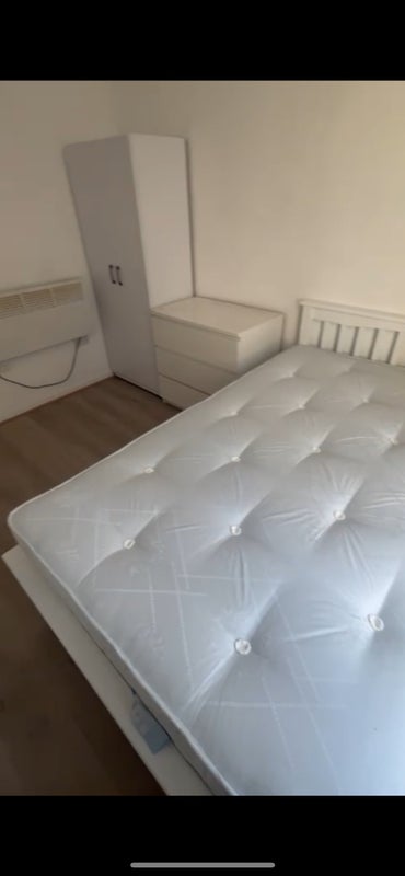 Room Whitechapel Road in Greater London